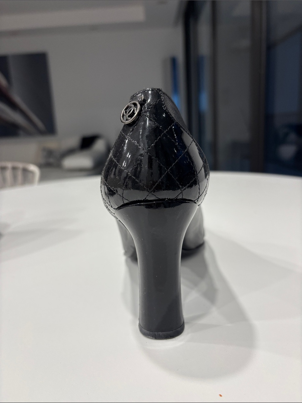Vintage Chanel pumps Black leather/patent leather. Chanel logo on back of shoe. - Picture 4 of 10